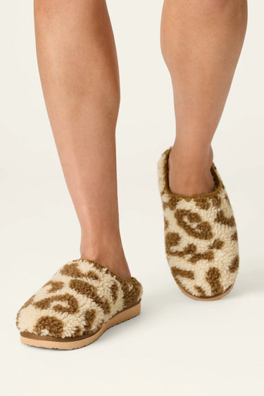 BONITA DREAMS CHEETAH FLEECE SLIPPERS.